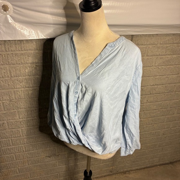 Everly Women's Blue Lyocell 3/4‎ Sleeve Button Front Twist Hem Blouse Size S - Picture 2 of 5